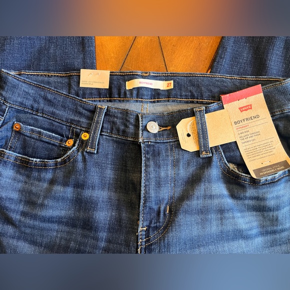 NWT Levi Women’s Boyfriend hypersoft jeans W27 / L27 - Picture 2 of 4